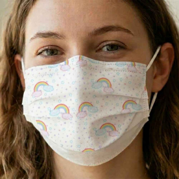 Mascarilla infantil con visera, estampado nubes