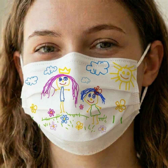 Mascarilla infantil con visera, estampado reina y princesa