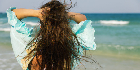 Guía completa de cuidado del cabello en verano: cómo protegerlo del sol, el cloro y la sal